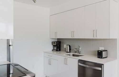University District Apartment | Cool U District 1BR w/Gym, BBQ, W/D & Rooftop