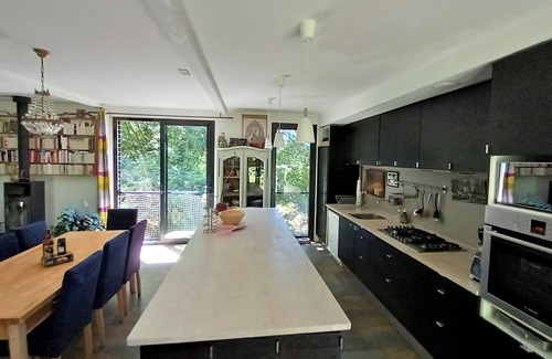 Hennebont House | Cool under the trees and warm in the Nordic bath all year round