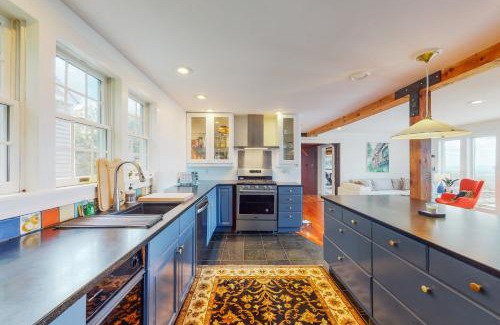 West Dover House | Cooper Hill Hideout