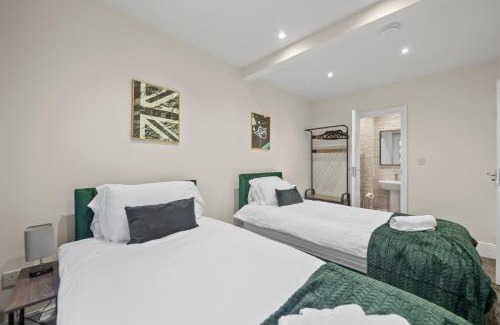 Cowley House | Cooper House Stay - Large Stylish House