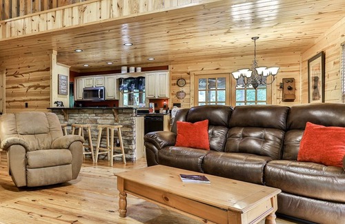 Eagle Mountain Cabin | Coosawattee River Resort, 4/3.5 pet friendly, small fenced yard, hot tub,