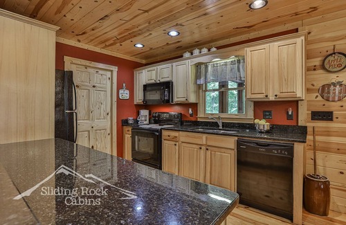 Eagle Mountain Cabin | Coosawattee River Resort, 4/3.5 pet friendly, small fenced yard, hot tub,