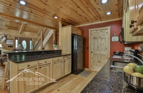 Eagle Mountain Cabin | Coosawattee River Resort, 4/3.5 pet friendly, small fenced yard, hot tub,