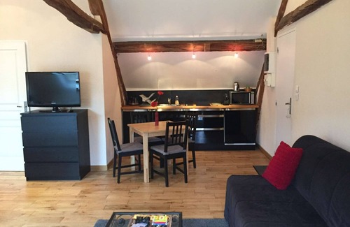Bailly Apartment | "COQUELICOT" Large Studio (approx. 35m2) on the 1st floor, access by stairs. Capacity 5 people