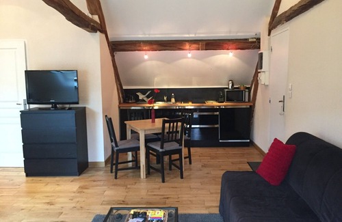 Bailly Apartment | "COQUELICOT" Large Studio (approx. 35m2) on the 1st floor, access by stairs. Capacity 5 people