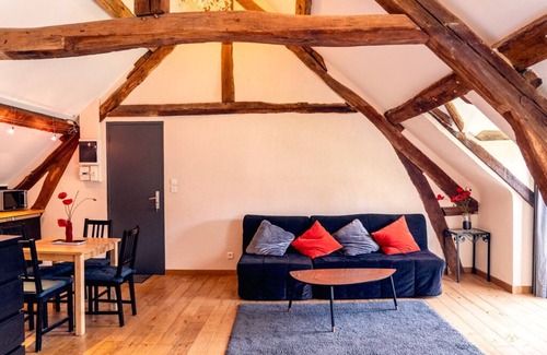 Bailly Apartment | "COQUELICOT" Large Studio (approx. 35m2) on the 1st floor, access by stairs. Capacity 5 people