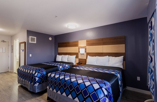 Inver Grove Heights Hotel | Coratel IGH- 2 Queen Suite with Kitchenette NS Oversized