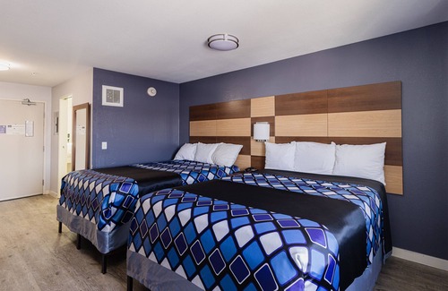 Inver Grove Heights Hotel | Coratel IGH- 2 Queen Suite with Kitchenette NS Oversized