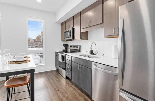 Riverview Apartment | Cordelle 320 · Skyline View 1 Bed - Pool, Gym, Arcade