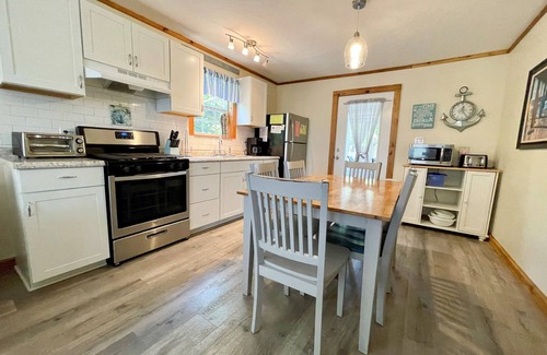 Ocracoke House | Corinne's Downstairs: Suite with great views of Silver Lake Harbor.