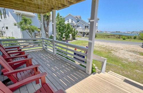 Ocracoke House | Corinne's Downstairs: Suite with great views of Silver Lake Harbor.