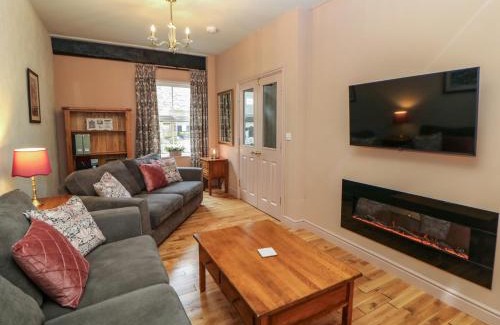 Tideswell House | Corner Cottage