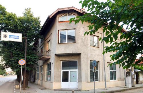 Montana Province Apartment | Corner house apartment