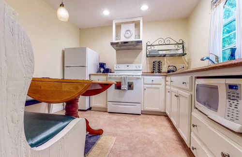 Lakeport House | Corner Lot Carriage House with Storybook Yard