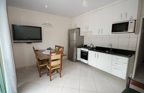 Zimbros House | . Corner of Junipers - Bombinhas 2 bedrooms, air conditioning. 80 m from the beach.