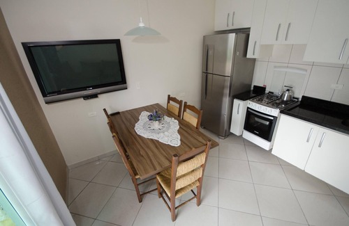 Zimbros House | . Corner of Junipers - Bombinhas 2 bedrooms, air conditioning. 80 m from the beach.