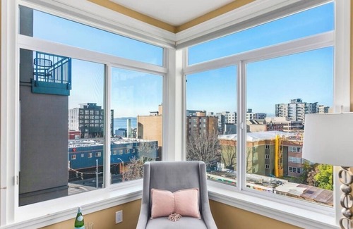 Belltown Condo | Corner Unit in the middle of it all - 99 Walkscore!