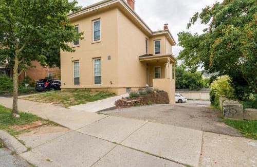 Corn Hill Apartment | Cornhill 2bdrm-highfallequippedkitchenwi-fi
