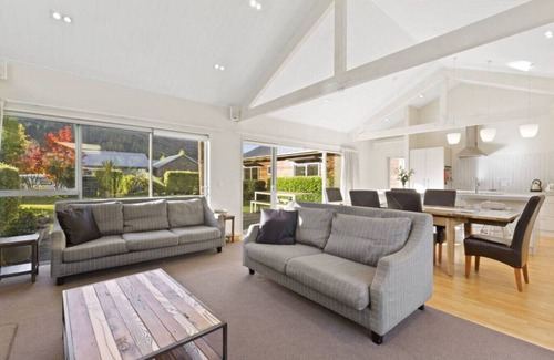 Arthur's Point House | Coronet View - Family home with BBQ close to town