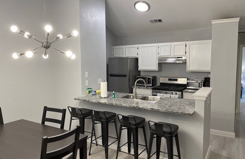 Copperfield House | Corporate Duplex #A - fully remodeled & Furnished