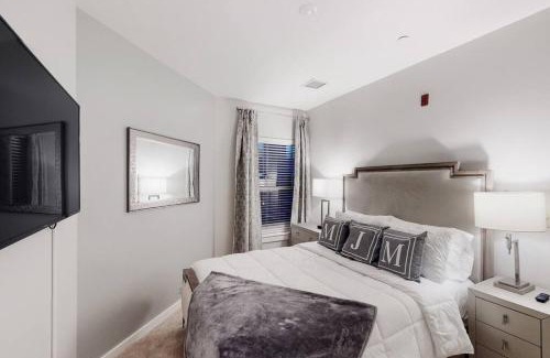 Malden Apartment | Corporate King and Queen Near Train # 304