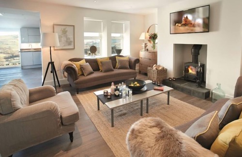 Thornhill Cottage | Corriedow is a beautiful 6 guest cottage with amazing views of the Scottish hills and glens. A walke