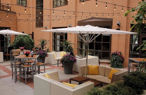 Downtown Toronto Hotel | Cosmopolitan Charm: Fine Dining, City Proximity, and Luxury Accommodations