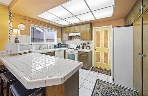 Westside Costa Mesa House | Costa mesa 4 bedroom home with Jacuzzi large yard next to a park.