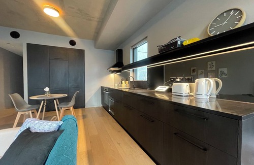 Kingston Apartment | Cosy 1 bedroom apartment at Kingston foreshore- pet friendly