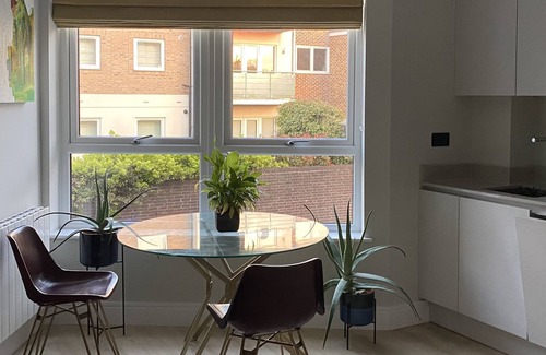 West Finchley Apartment | Cosy 1-bedroom flat in North London! Suitable for solo travellers + city breaks.