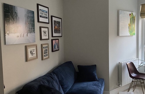 West Finchley Apartment | Cosy 1-bedroom flat in North London! Suitable for solo travellers + city breaks.