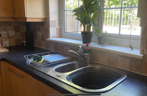 Singlewell House | Cosy 3-bedroom house in Gravesend-Kent with WiFi access
