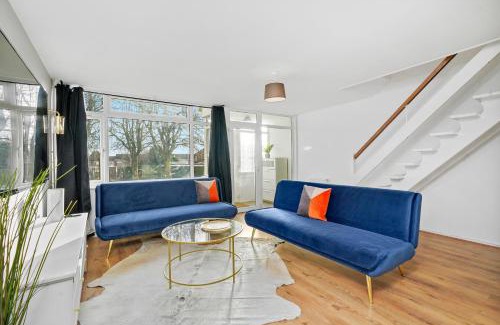 Wyken House | Cosy 3 Bedroom with Free Parking, Garden and Smart TV with Netflix by Yoko Property