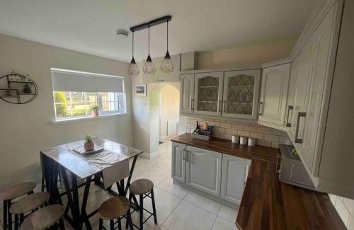 Strabane Apartment | Cosy 4 bed bungalow in quiet residential area!