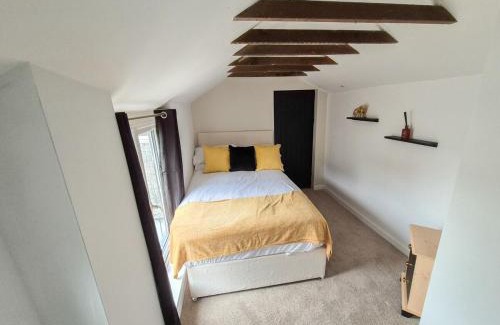 St. Thomas House | Cosy 4-Bed Home with Parking Near City