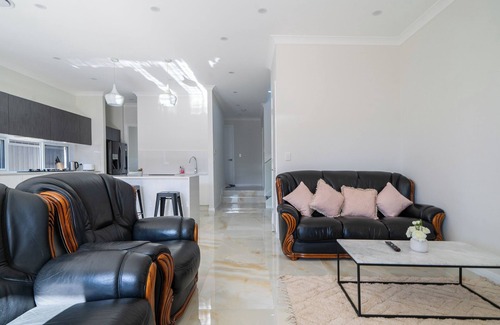 Glen Alpine House | Cosy 5 Bedroom 3 Bathroom New Guest House in Campbelltown