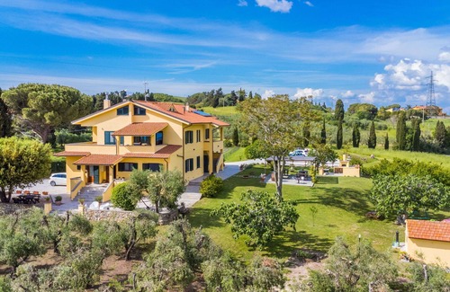 Rosignano Marittimo Apartment | Cosy apartment for 4 guests with WIFI, TV, terrace, pets allowed, panoramic view and parking