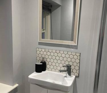 Taddington Apartment | Cosy Apartment above Village Pub