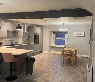 Taddington Apartment | Cosy Apartment above Village Pub