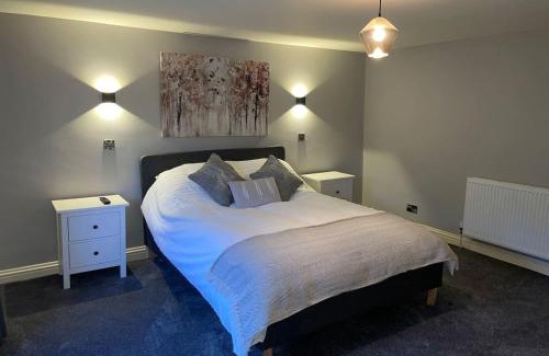 Taddington Apartment | Cosy Apartment above Village Pub