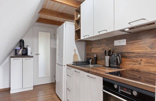 Karlovy Dvory Apartment | Cosy apartment for 5 guests with WIFI, TV, terrace and parking