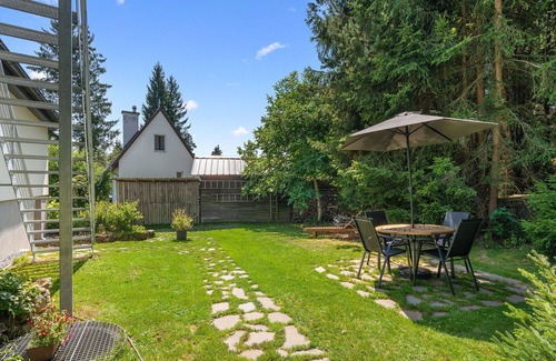 Karlovy Dvory Apartment | Cosy apartment for 5 guests with WIFI, TV, terrace and parking