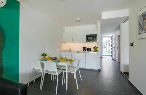 Balatonszemes Apartment | Cosy apartment for 6 guests with pool, A/C, WIFI, TV, terrace, pets allowed and parking