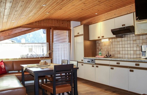 Prutz Apartment | Cosy apartment for 12 guests with WIFI, TV, terrace, pets allowed and parking