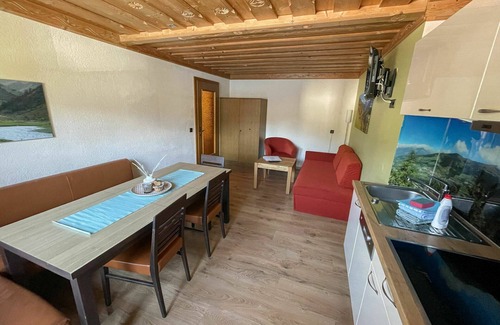 Prutz Apartment | Cosy apartment for 12 guests with WIFI, TV, terrace, pets allowed and parking