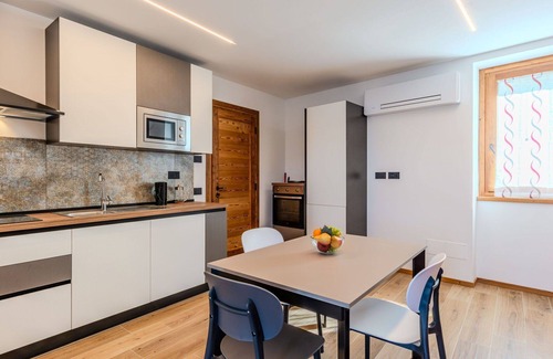 Verceia Apartment | Cosy apartment for 2 guests with A/C, WIFI, TV, balcony and parking