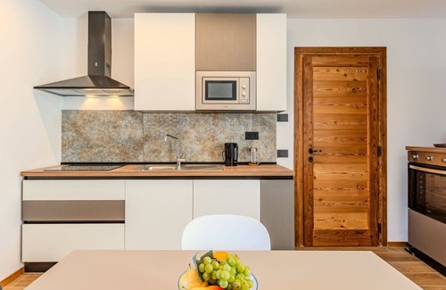 Verceia Apartment | Cosy apartment for 2 guests with A/C, WIFI, TV, balcony and parking