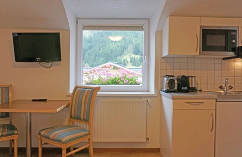 Mathon Apartment | Cosy apartment for 2 guests with WIFI, TV, pets allowed, panoramic view and parking