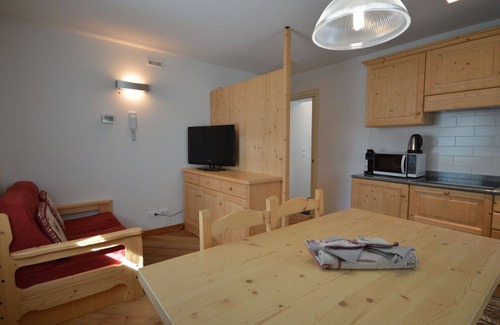 Raveo Apartment | Cosy apartment for 2 guests with WIFI, TV, patio, pets allowed and parking