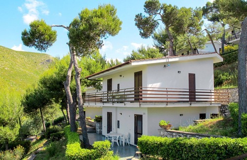 Sperlonga Apartment | Cosy apartment for 2 people with A/C, WIFI, pool, TV, pets allowed and parking